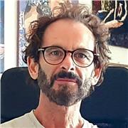 Diplomato all'accademia di Belle Arti impartisce lezioni di storia dell'arte, pittura, disegno e fumetto